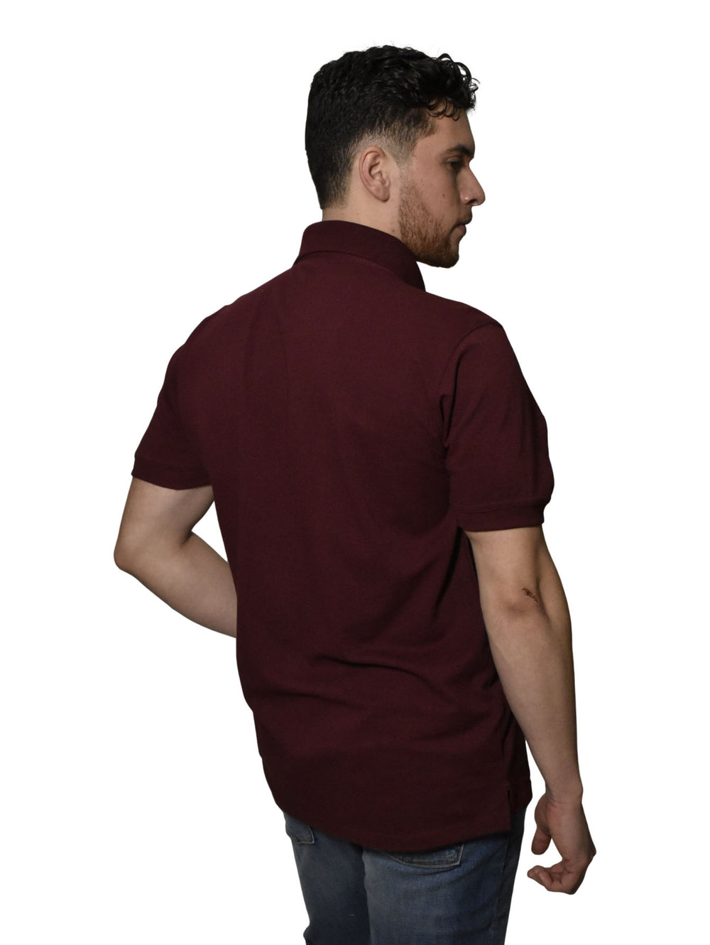 Hombre vistiendo una playera polo color tinto de manga corta marca White Peak.