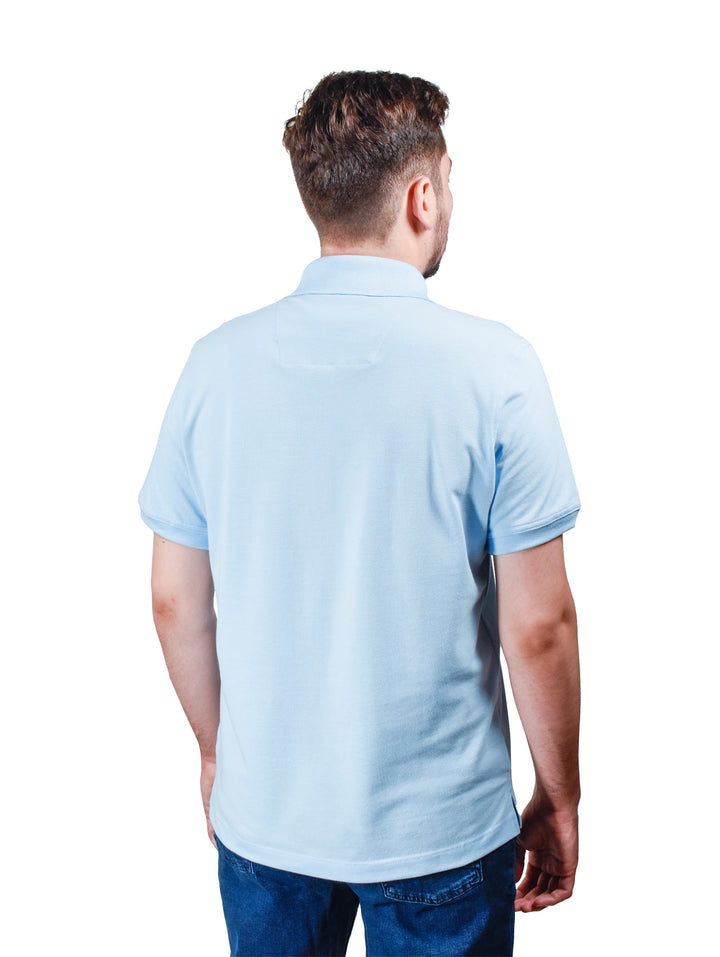 Hombre vistiendo playera polo color cielo de la marca White Peak.