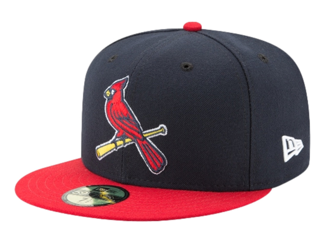 Gorra New Era de los St. Louis Cardinals en color azul marino con visera roja y logo bordado al frente.