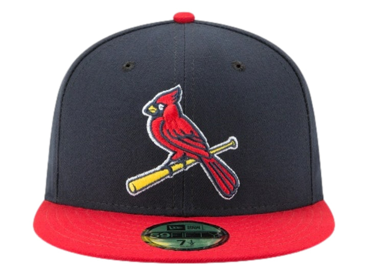 Gorra New Era de los St. Louis Cardinals en color azul marino con visera roja y logo bordado al frente.