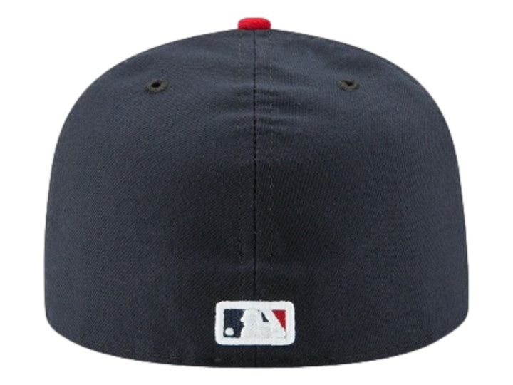 Gorra New Era de los St. Louis Cardinals en color azul marino con visera roja y logo bordado al frente.