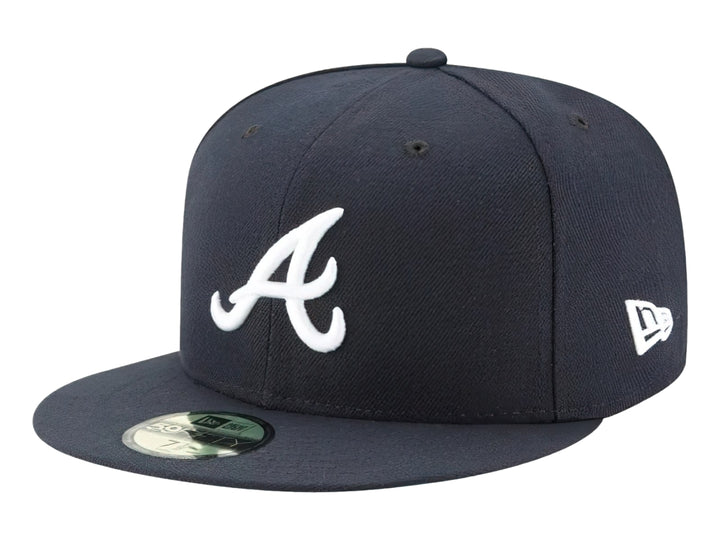 Gorra New Era de los Atlanta Braves en color azul marino con logotipo blanco bordado y visera plana.