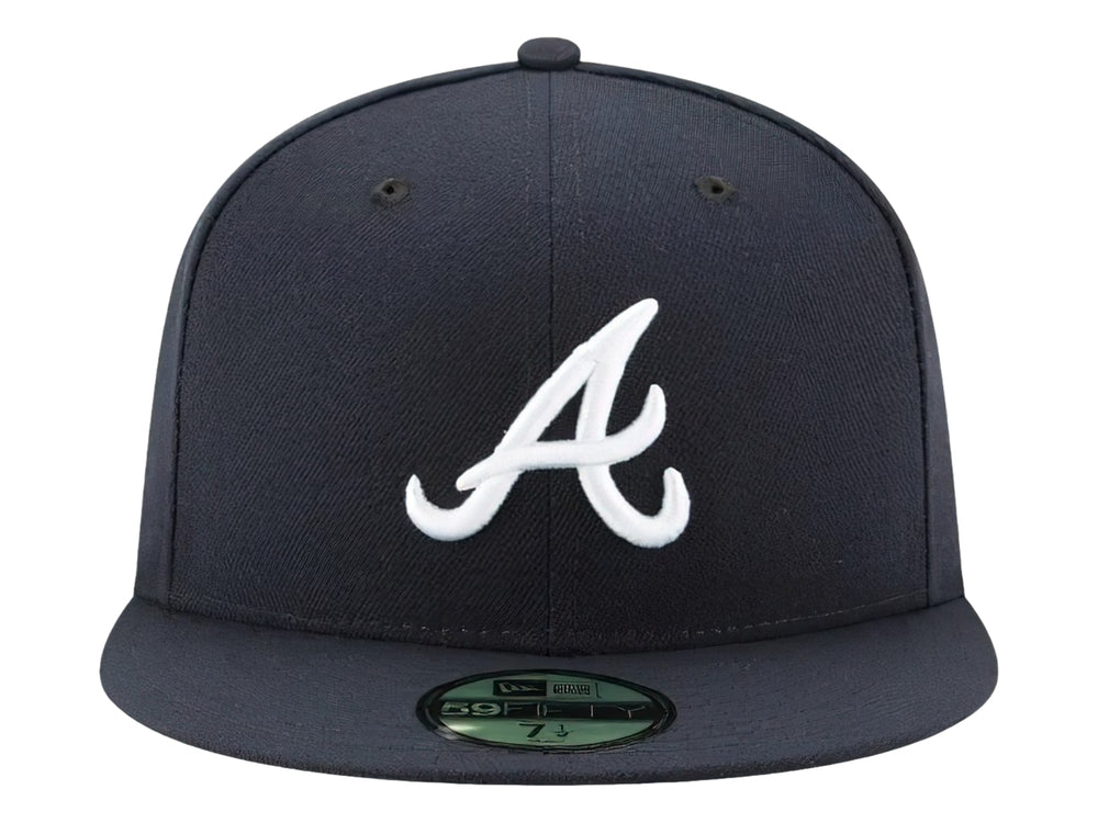 Gorra New Era de los Atlanta Braves en color azul marino con logotipo blanco bordado y visera plana.