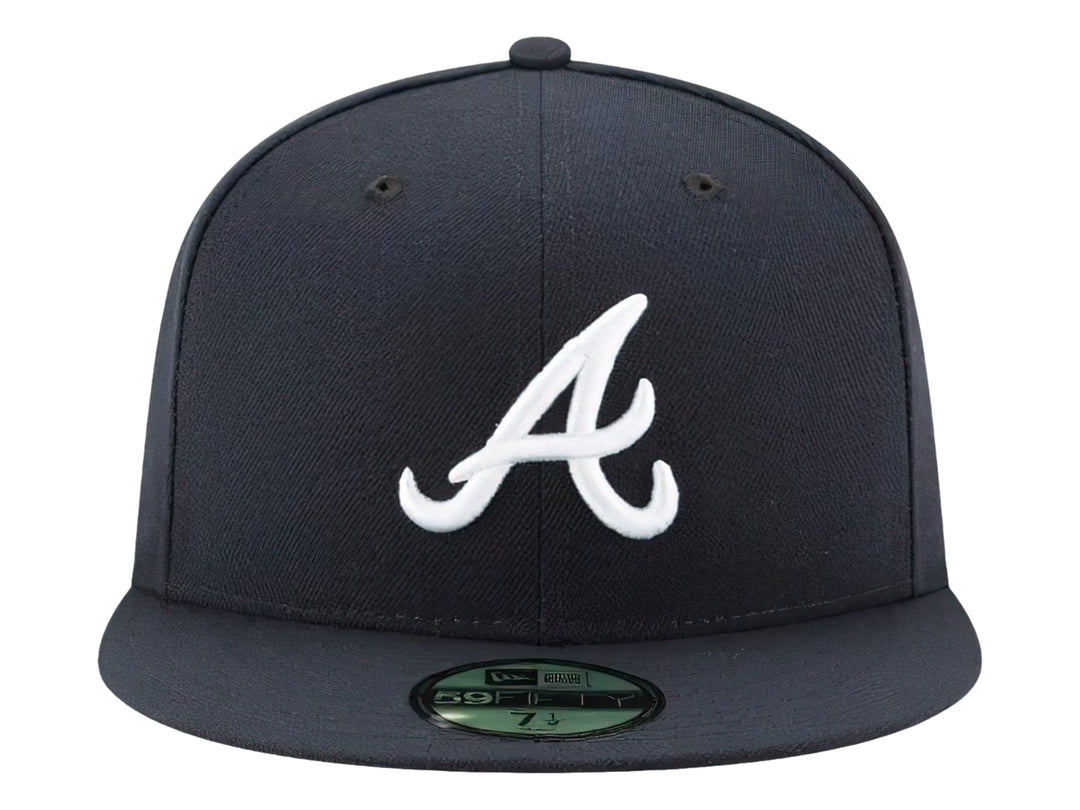Gorra New Era de los Atlanta Braves en color azul marino con logotipo blanco bordado y visera plana.