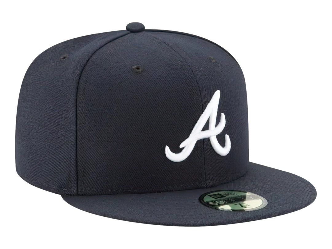 Gorra New Era de los Atlanta Braves en color azul marino con logotipo blanco bordado y visera plana.