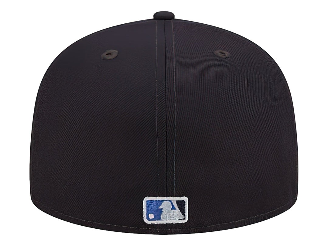 Gorra New Era de los Atlanta Braves en color azul marino con logotipo blanco bordado y visera plana.