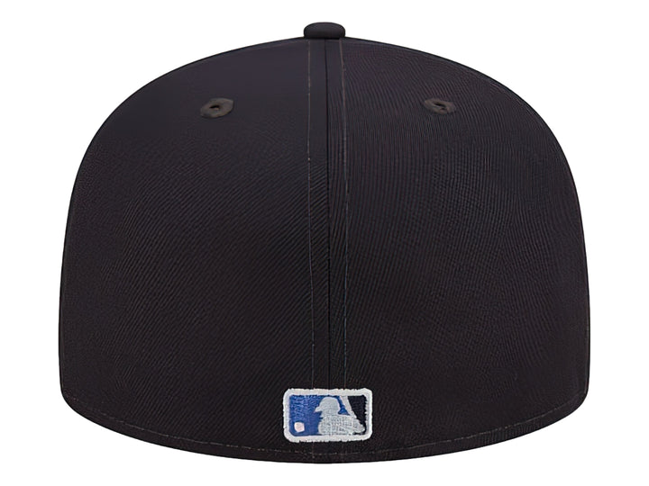 Gorra New Era de los Atlanta Braves en color azul marino con logotipo blanco bordado y visera plana.