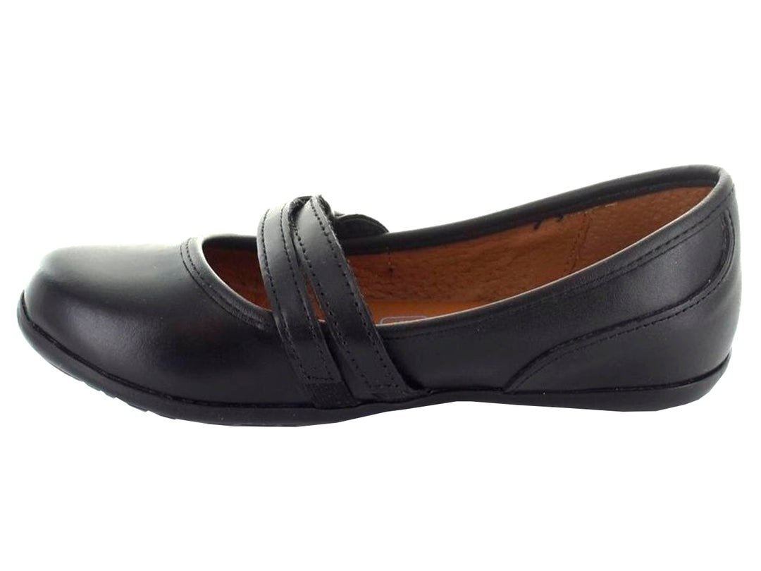 Zapato negro para niña estilo Mary Jane con correa y moño decorativo.