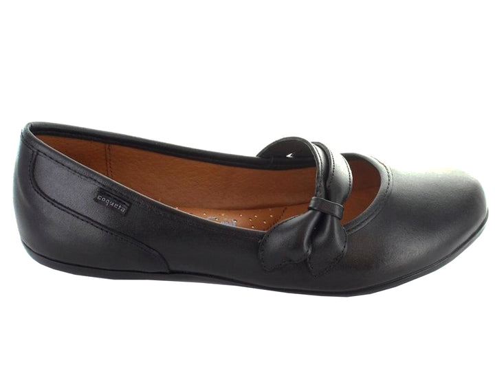 Zapato negro para niña estilo Mary Jane con correa y moño decorativo.