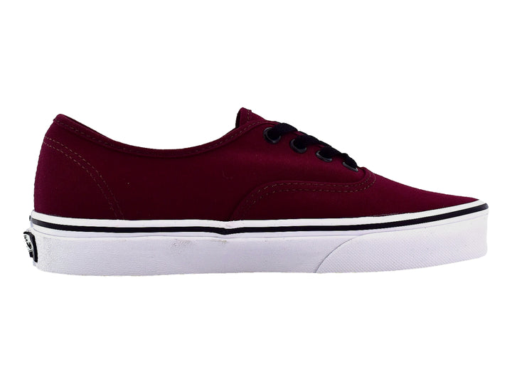 Tenis VANS Authentic en color rojo oscuro Port Royale con suela blanca y detalles en negro.