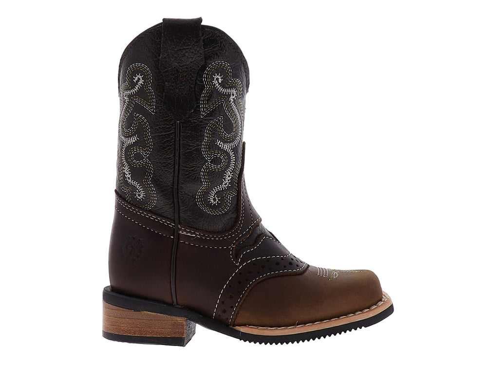 Bota vaquera de cuero color marrón con costuras decorativas y punta cuadrada.