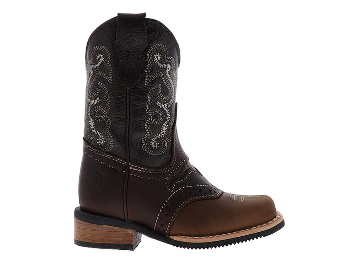 Bota vaquera de cuero color marrón con costuras decorativas y punta cuadrada.