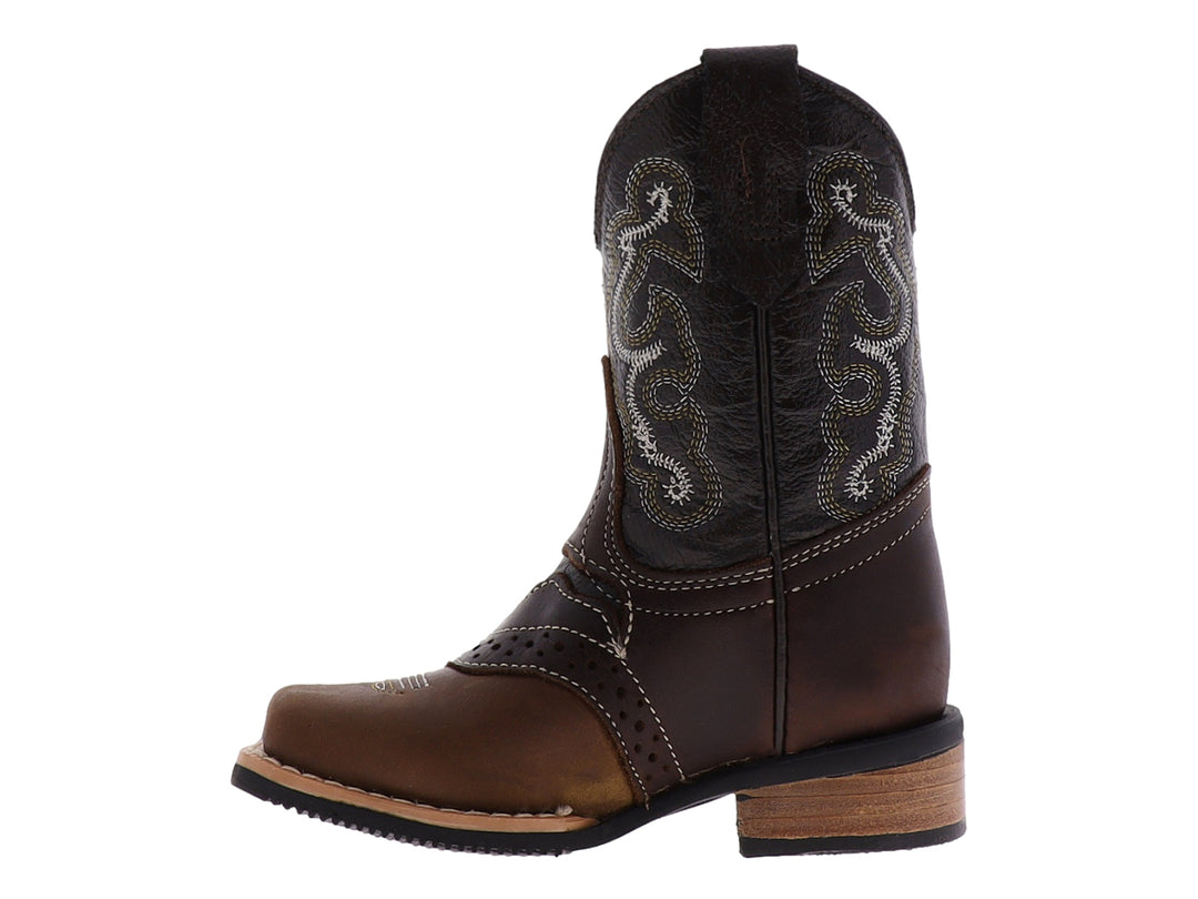 Bota vaquera de cuero color marrón con costuras decorativas y punta cuadrada.