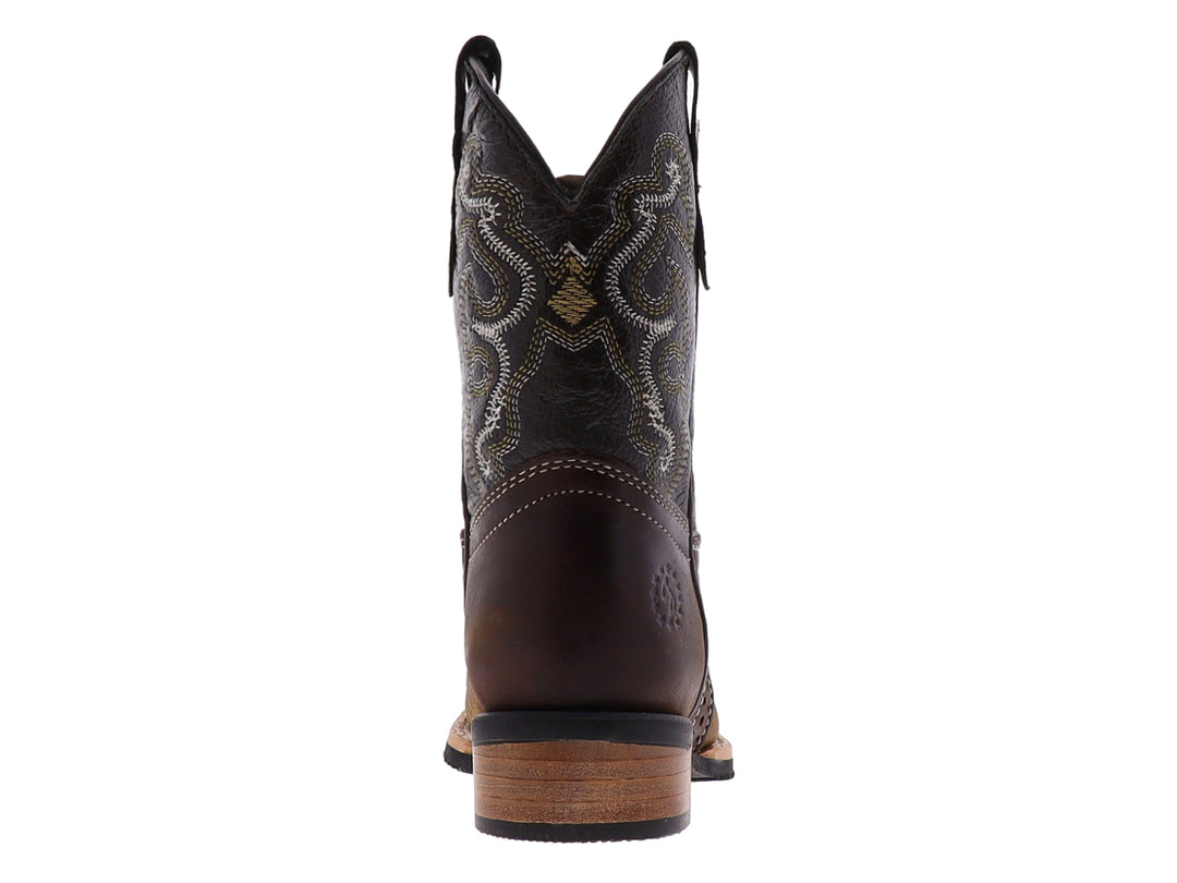 Botas vaqueras para niño en cuero marrón con bordados decorativos y costuras blancas.