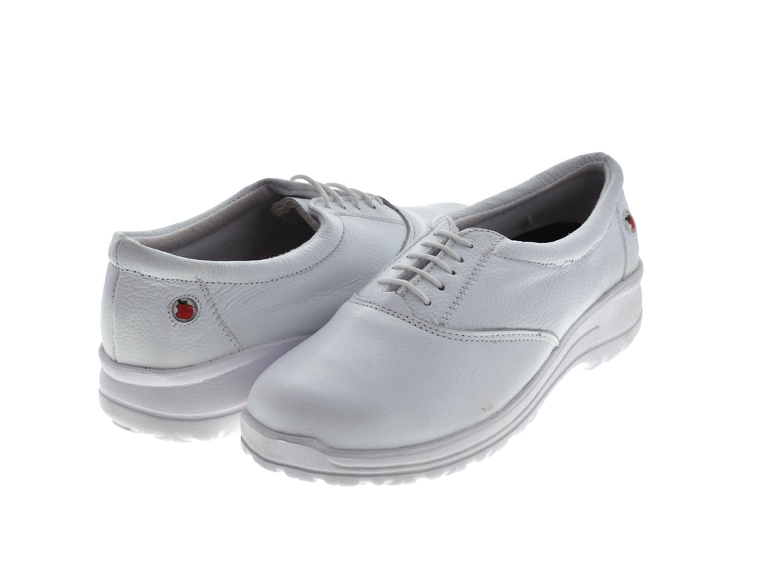 Par de zapatos cerrados color blanco con agujetas para mujer
