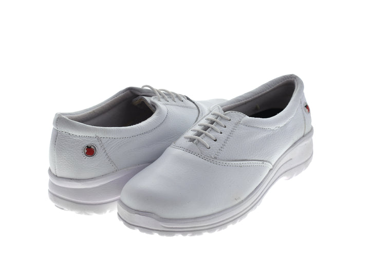 Par de zapatos cerrados color blanco con agujetas para mujer