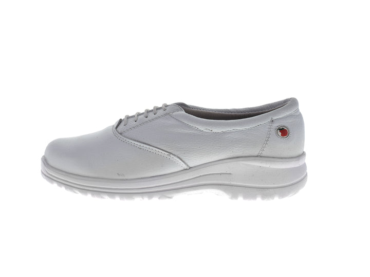 Par de zapatos cerrados color blanco con agujetas para mujer
