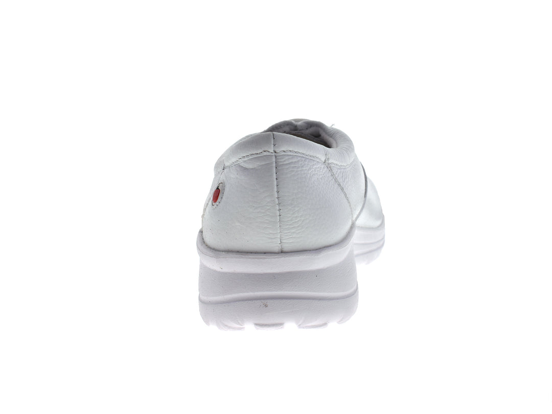 Par de zapatos cerrados color blanco con agujetas para mujer