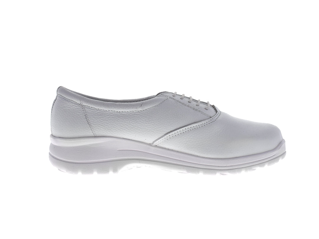 Par de zapatos cerrados color blanco con agujetas para mujer