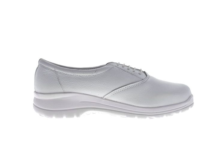 Par de zapatos cerrados color blanco con agujetas para mujer