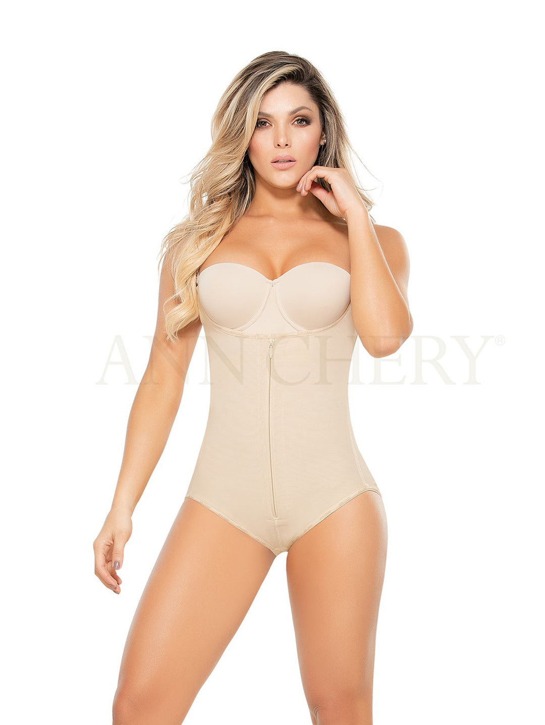 Mujer vistiendo faja reductora Ann Chery color nude con cierre frontal.