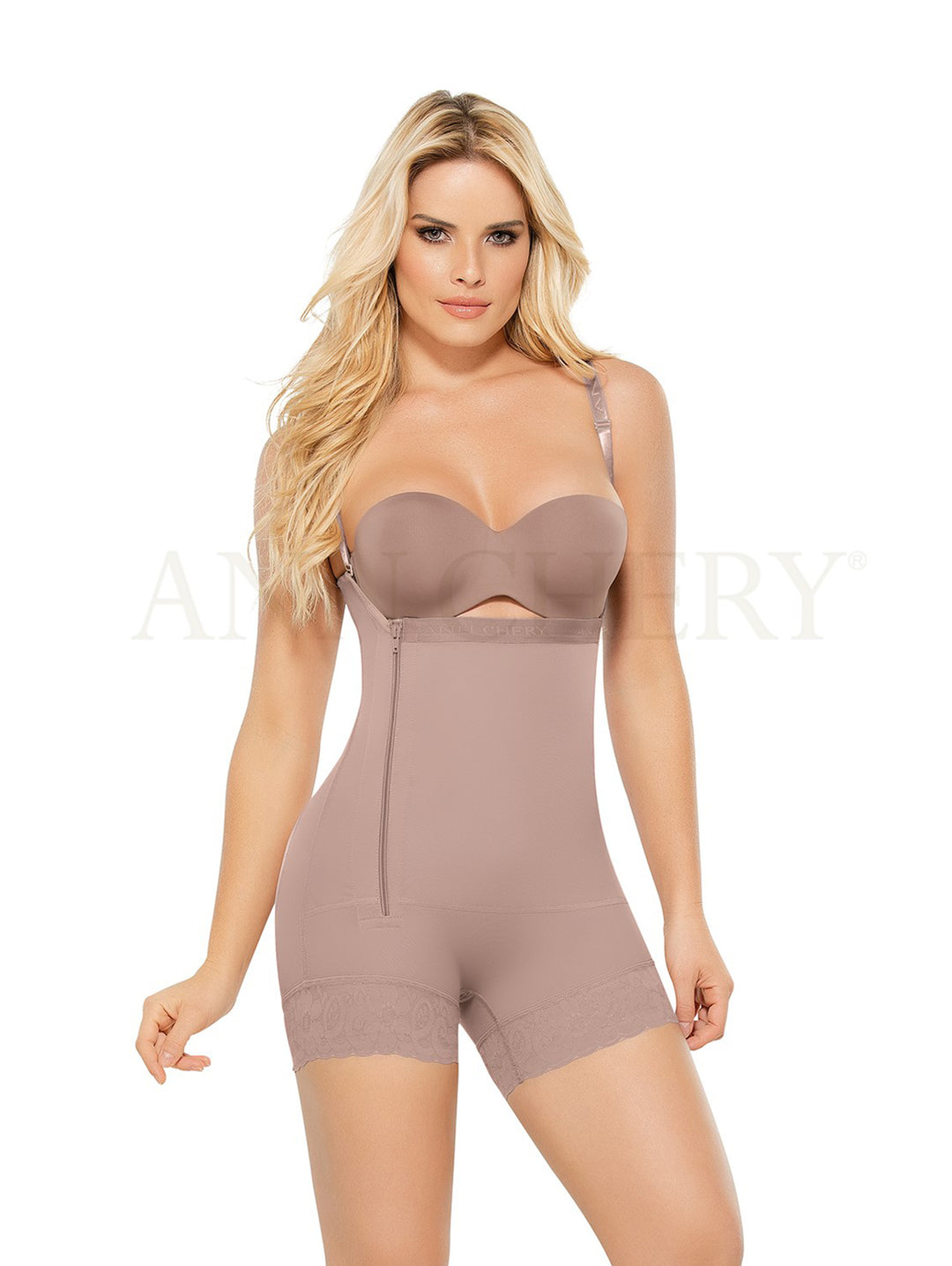 Mujer usando faja reductora color cocoa con cierre frontal y detalle de encaje inferior.
