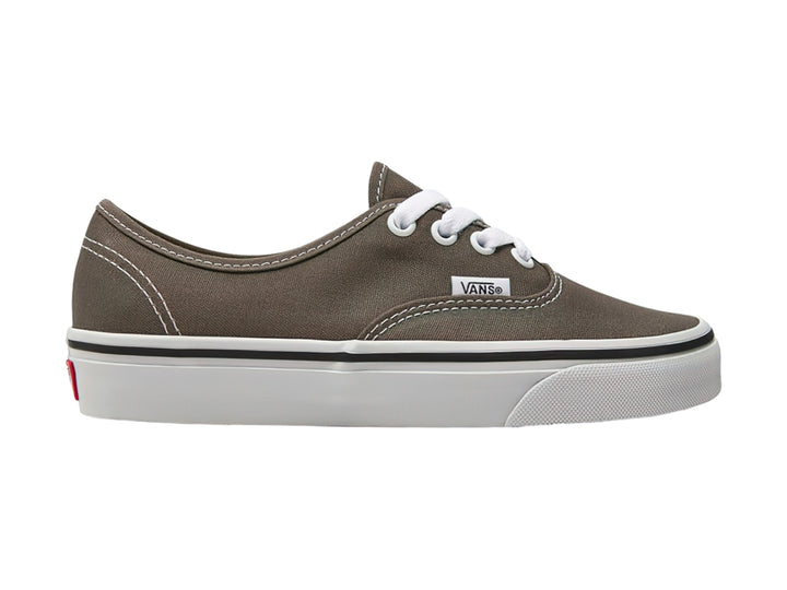 Tenis Vans Authentic en color gris peltre con suela y cordones blancos y detalle negro lateral.