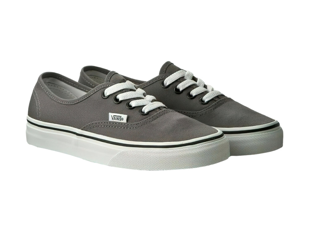 Tenis Vans Authentic en color gris peltre con suela y cordones blancos y detalle negro lateral.
