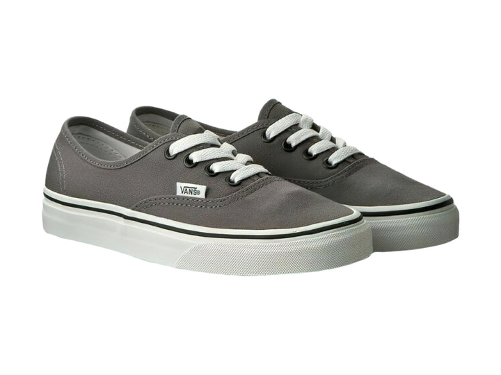 Tenis Vans Authentic en color gris peltre con suela y cordones blancos y detalle negro lateral.