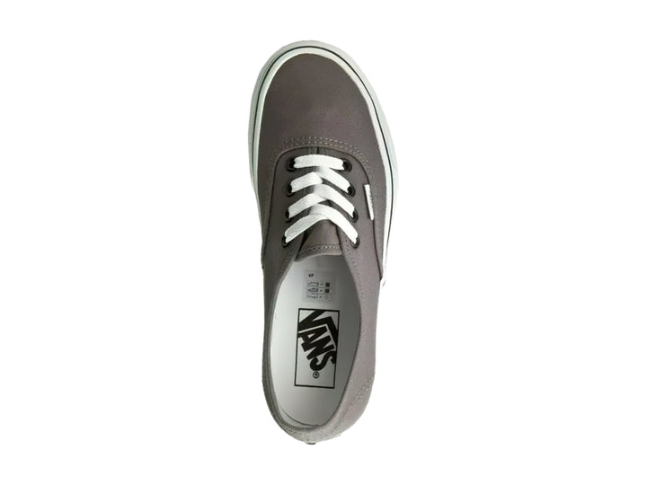 Tenis Vans Authentic en color gris peltre con suela y cordones blancos y detalle negro lateral.