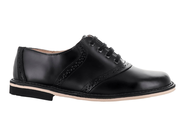 Zapato formal negro de cuero para niño con detalles perforados y suela blanca.
