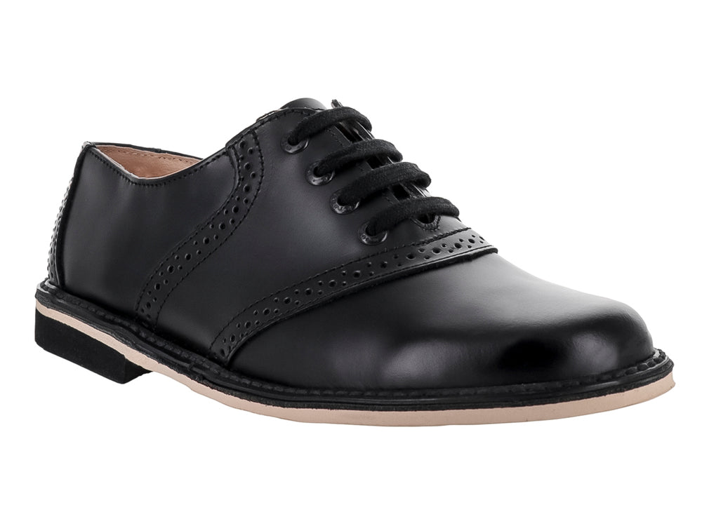 Zapato formal negro de cuero para niño con detalles perforados y suela blanca.
