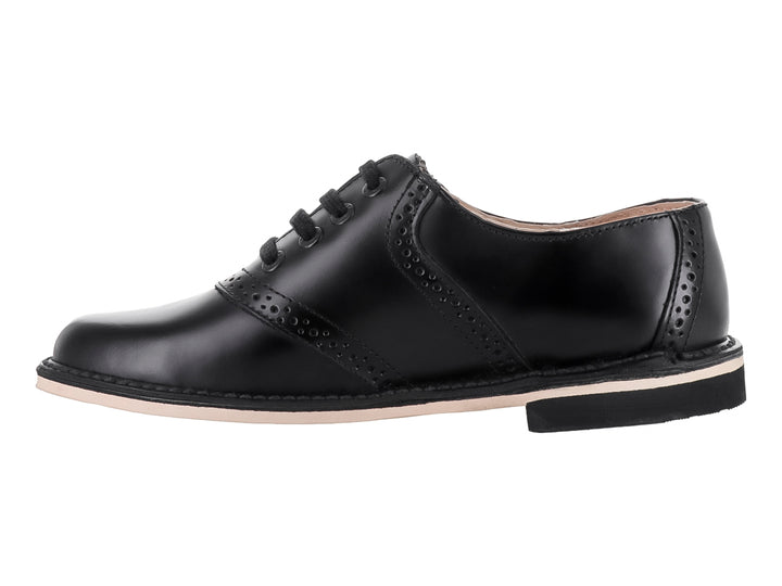 Zapato formal negro de cuero marca Elefante con detalles perforados y suela blanca.