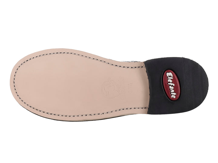 Zapato formal negro de cuero marca Elefante con detalles perforados y suela blanca.