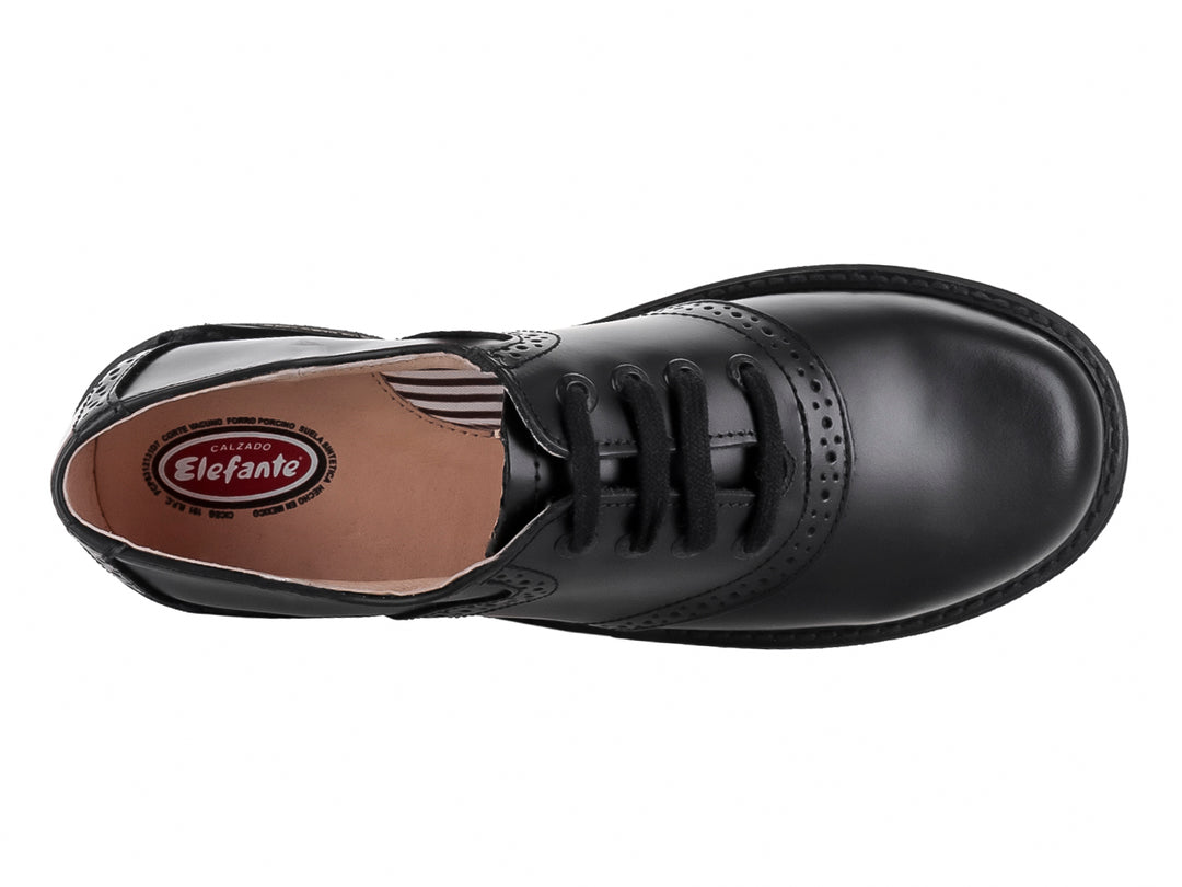 Zapato formal negro de cuero marca Elefante con detalles perforados y suela blanca.