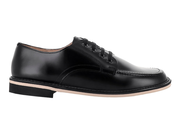 Zapato escolar negro de cuero para niño con cordones y suela blanca y negra.