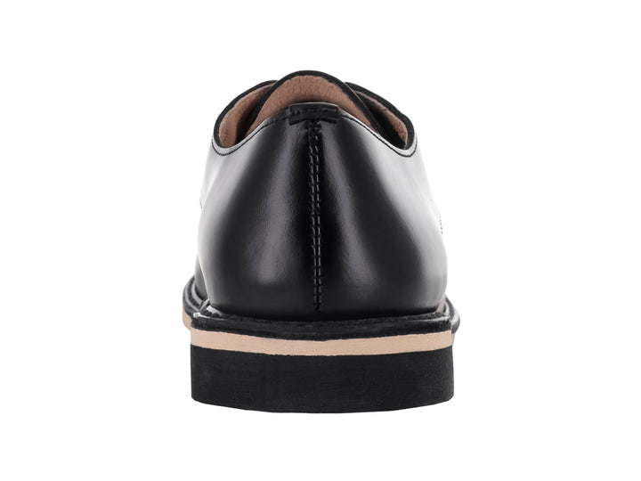Zapato escolar negro de cuero para niño con cordones y suela blanca y negra.
