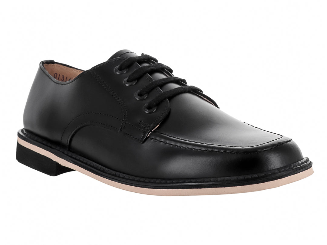 Zapato escolar negro de cuero con cordones y suela blanca para niño.