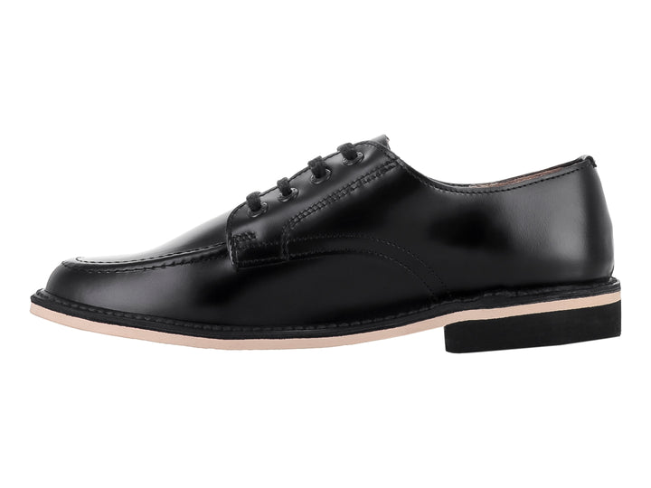 Zapato escolar negro de cuero con cordones y suela blanca para niño.
