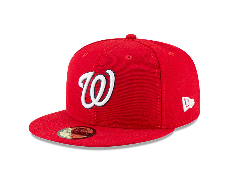 Gorra de béisbol New Era color rojo con logotipo blanco bordado en el frente y visera plana.