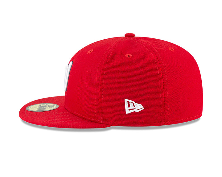 Gorra de béisbol New Era color rojo con logotipo blanco bordado en el frente y visera plana.