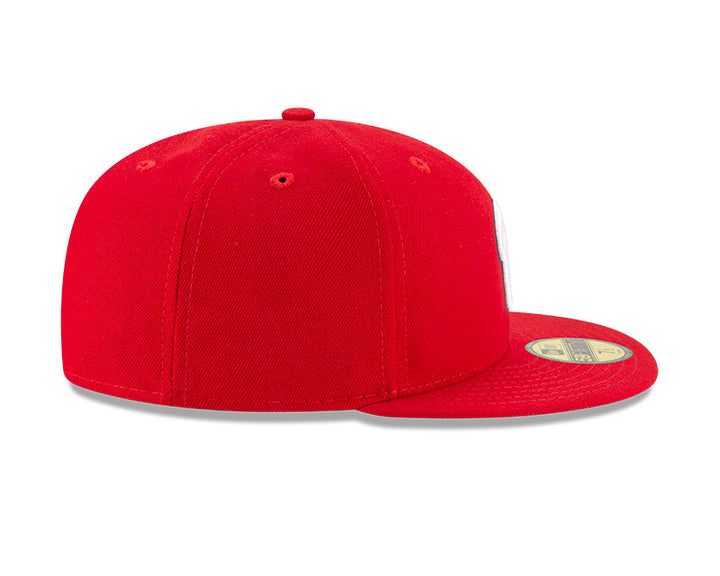 Gorra de béisbol New Era color rojo con logotipo blanco bordado en el frente y visera plana.
