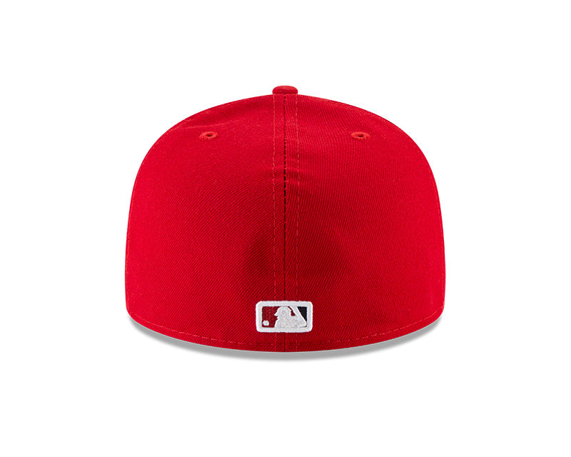 Gorra de béisbol New Era color rojo con logotipo blanco bordado en el frente y visera plana.