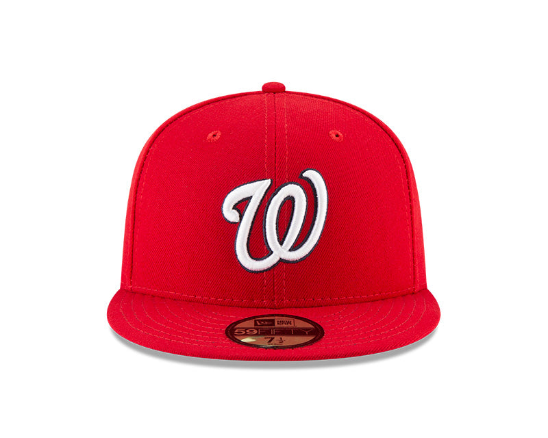 Gorra de béisbol New Era color rojo con logotipo blanco bordado en el frente y visera plana.