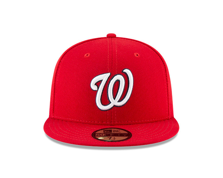 Gorra de béisbol New Era color rojo con logotipo blanco bordado en el frente y visera plana.