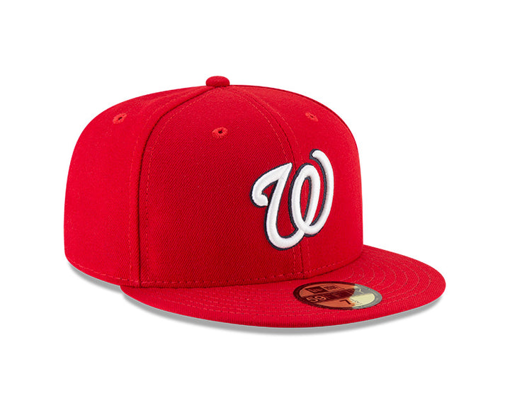 Gorra de béisbol New Era color rojo con logotipo blanco bordado en el frente y visera plana.