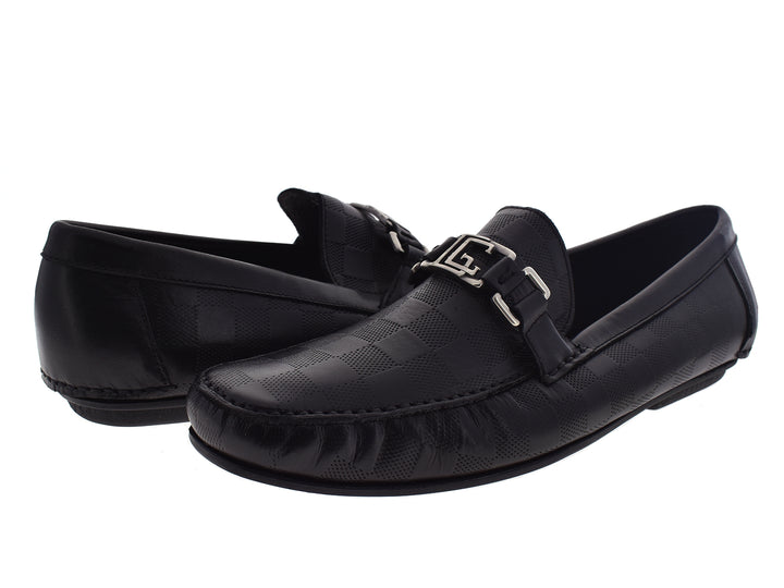 Par de mocasines negros de cuero para hombre con hebilla plateada decorativa.