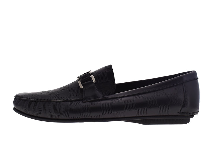 Par de mocasines negros de cuero para hombre con hebilla plateada decorativa.