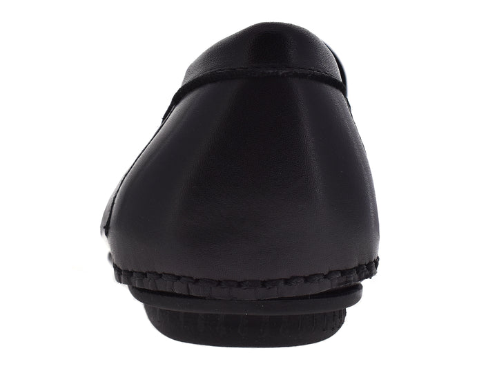 Par de mocasines negros de cuero para hombre con hebilla plateada decorativa.