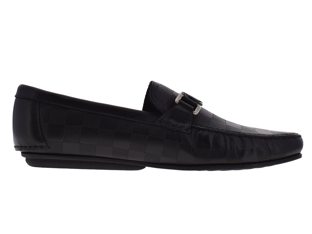 Par de mocasines negros de cuero para hombre con hebilla plateada decorativa.